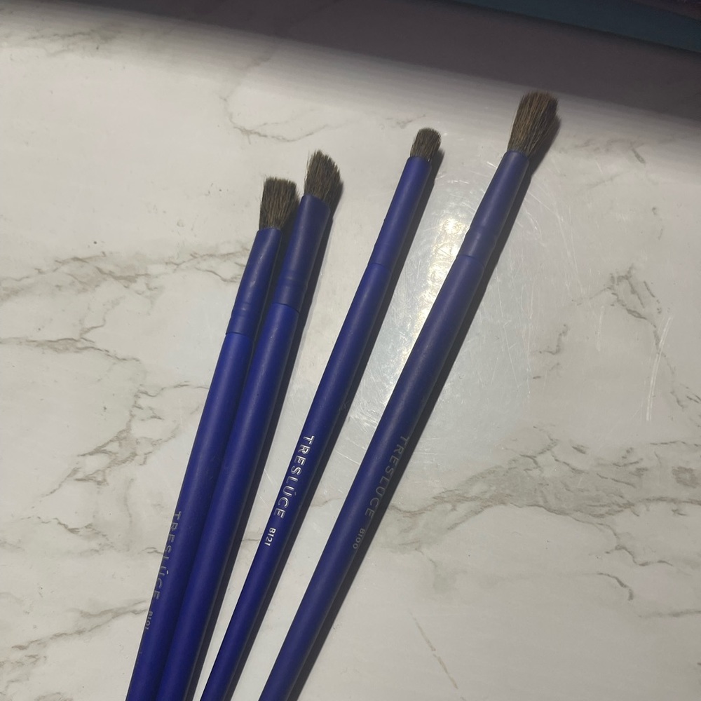 Eye makeup brushes
